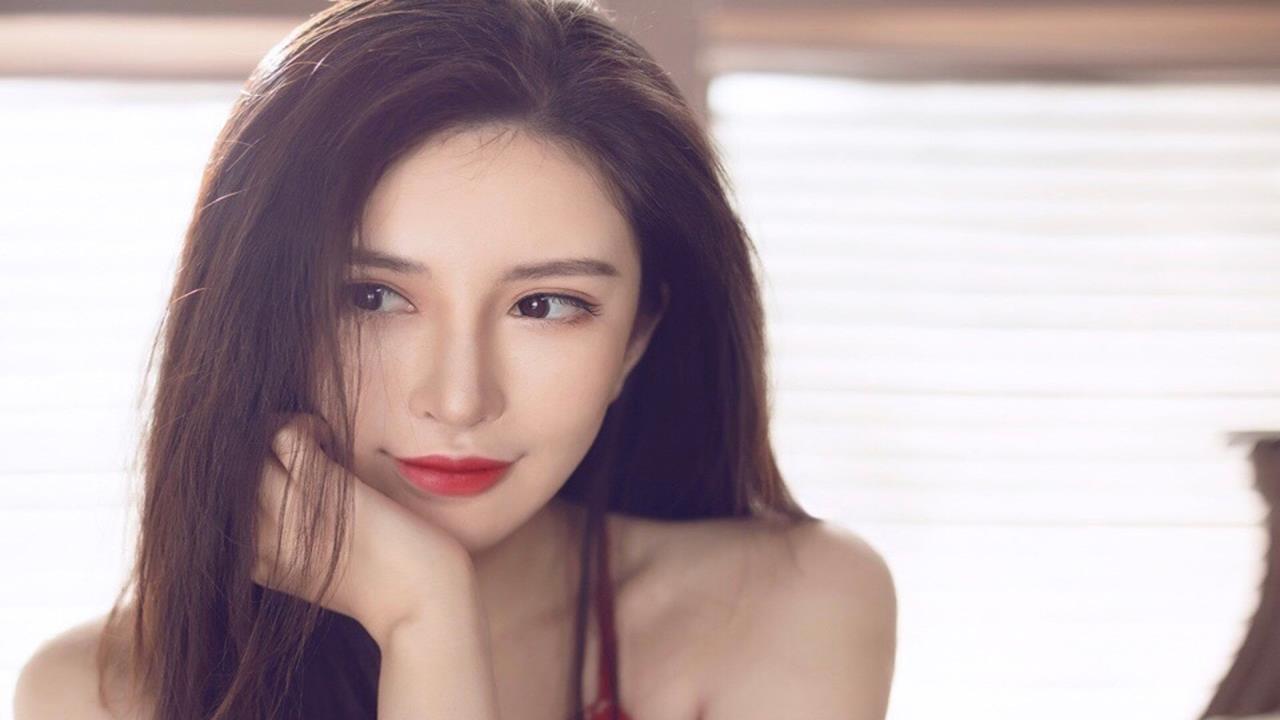 一小孩半夜喂女孩吃困巴:  深夜的守护天使